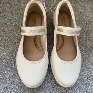 NWB J Sport Melody women’s cream Mary Jane cushioned shoes size 8